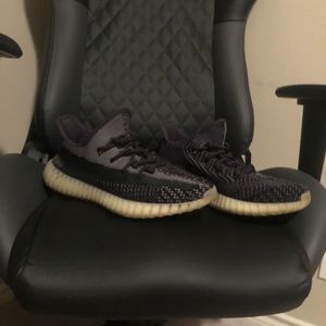 Yeezy 350 V2 carbon
